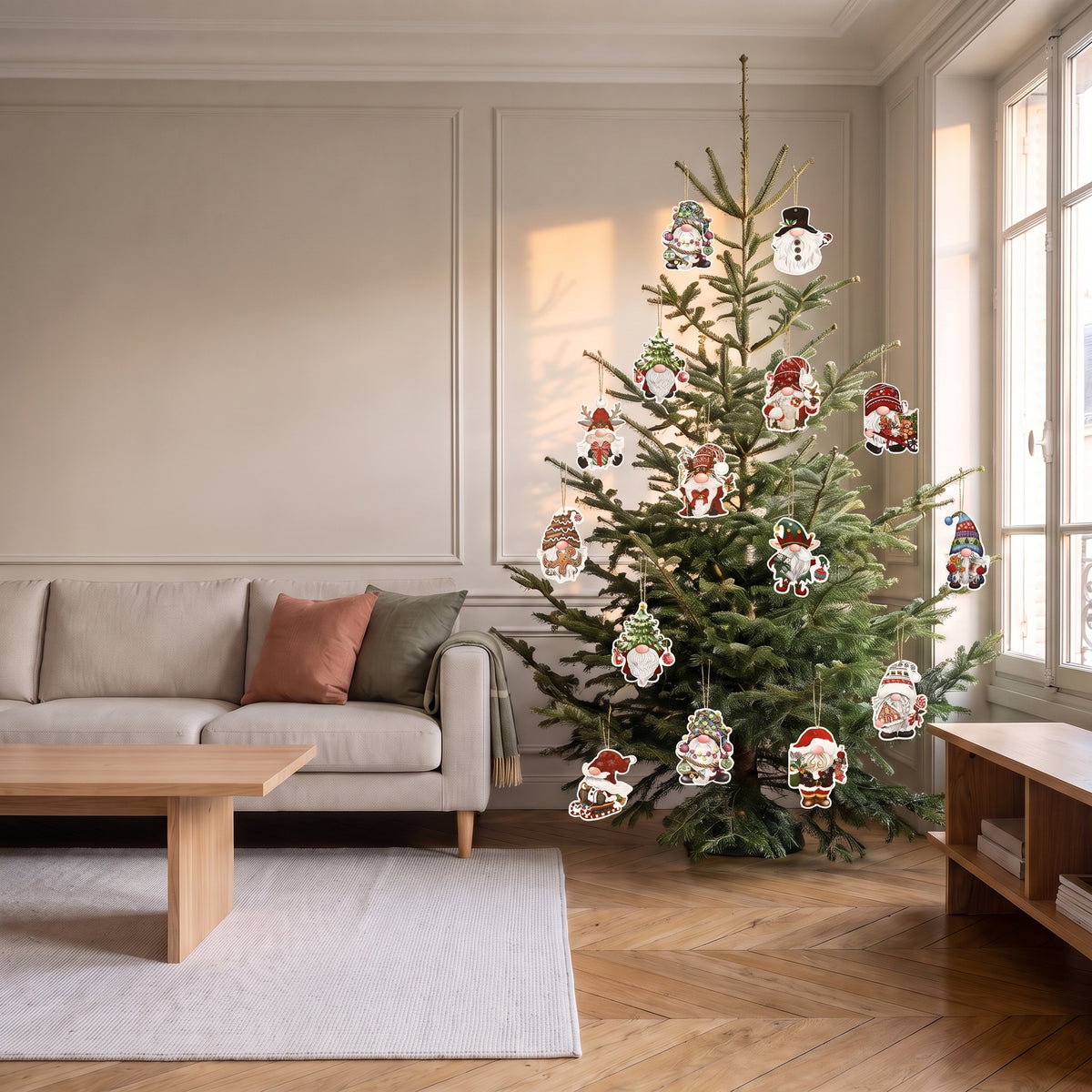 Lot de 12 suspensions gnomes à l’échelle d’un salon, sapin entier et canapé Image