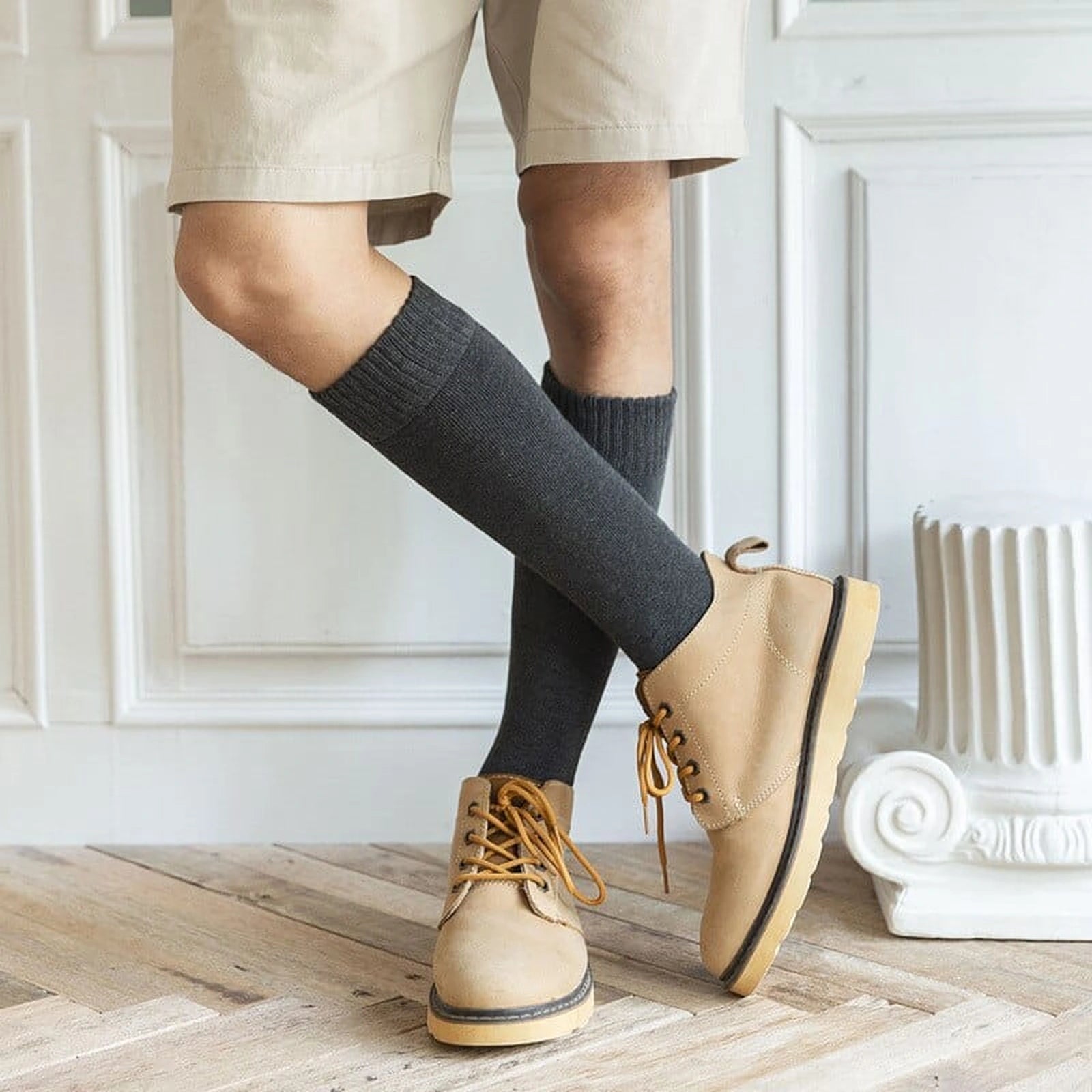 Chaussettes hautes gris foncé portées avec des chaussures montantes Image