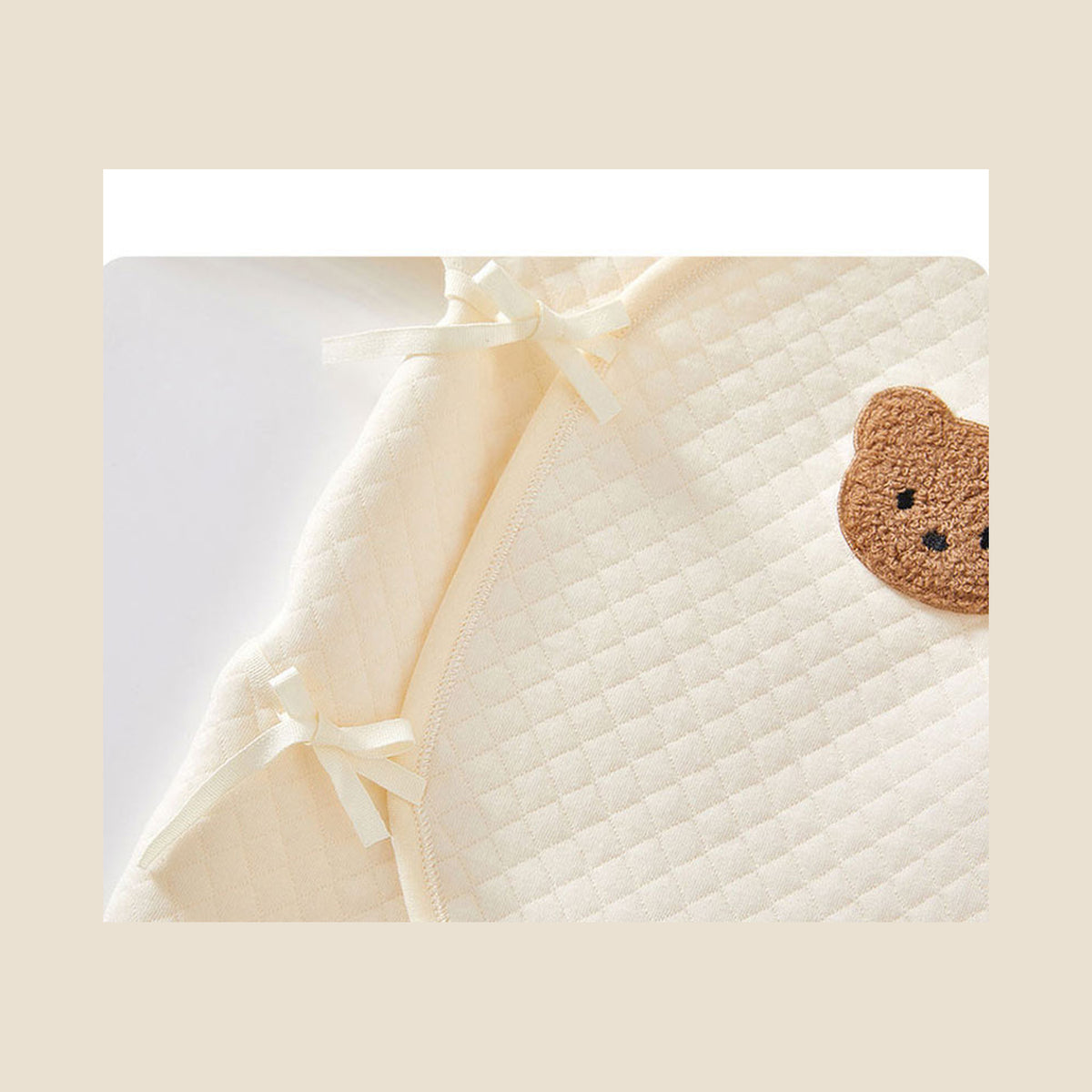 Liens et pressions de la barboteuse bébé beige Image