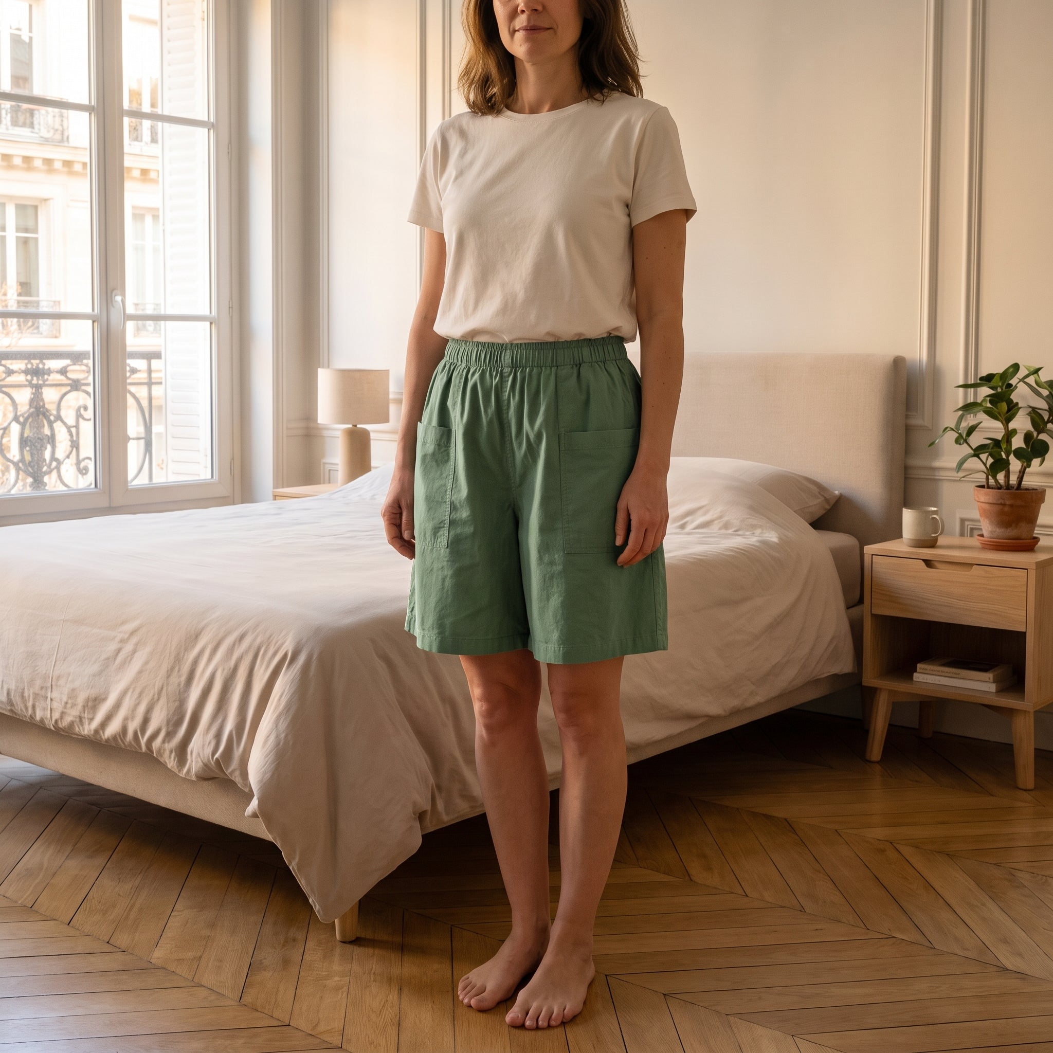 Short femme ample vert porté de face Image