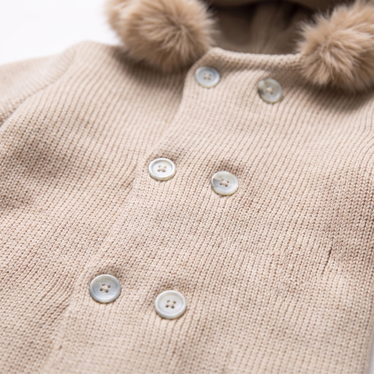 Détail des six boutons de la combinaison intégrale bébé beige