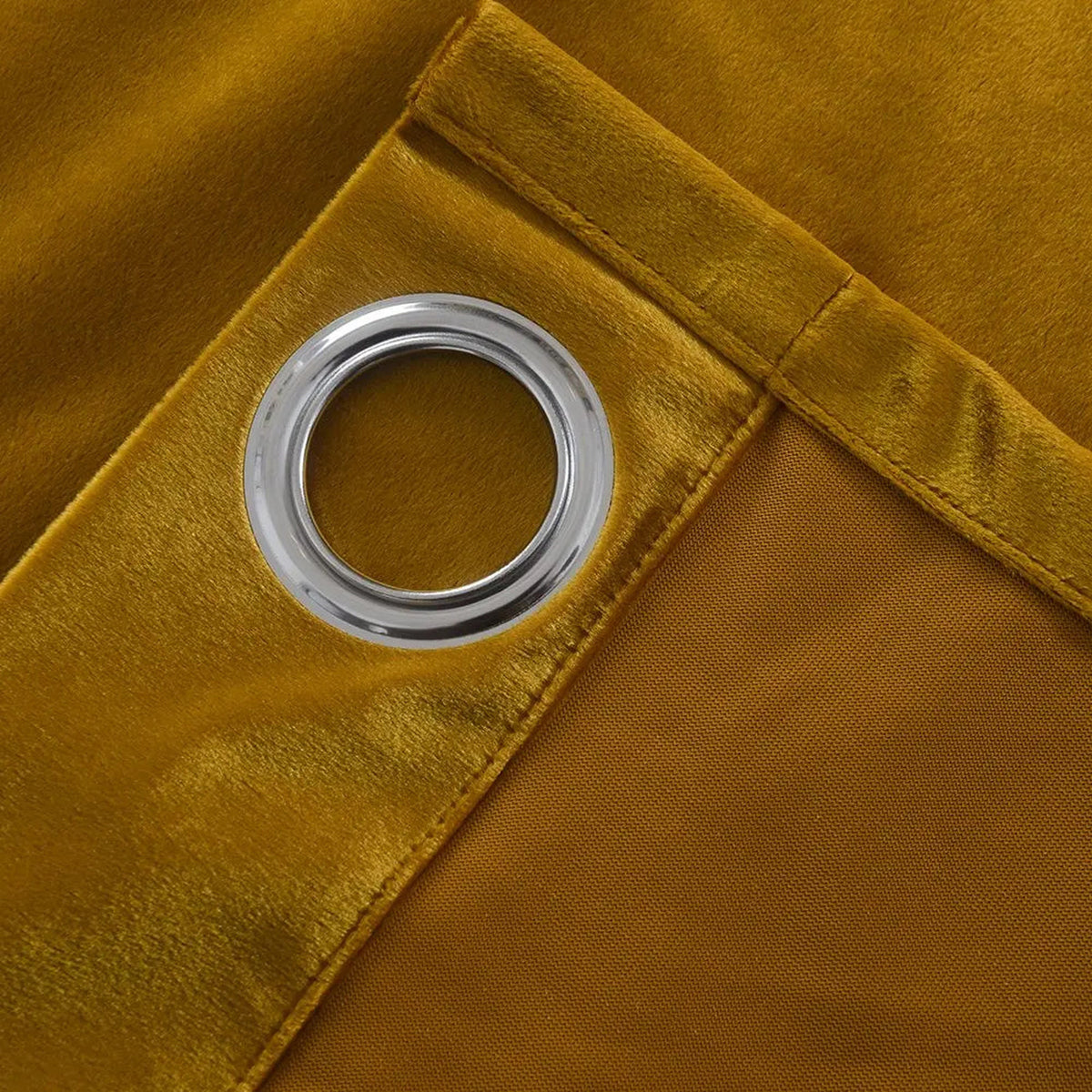 Détail de la tête à œillets et des plis du rideau jaune en velours Image