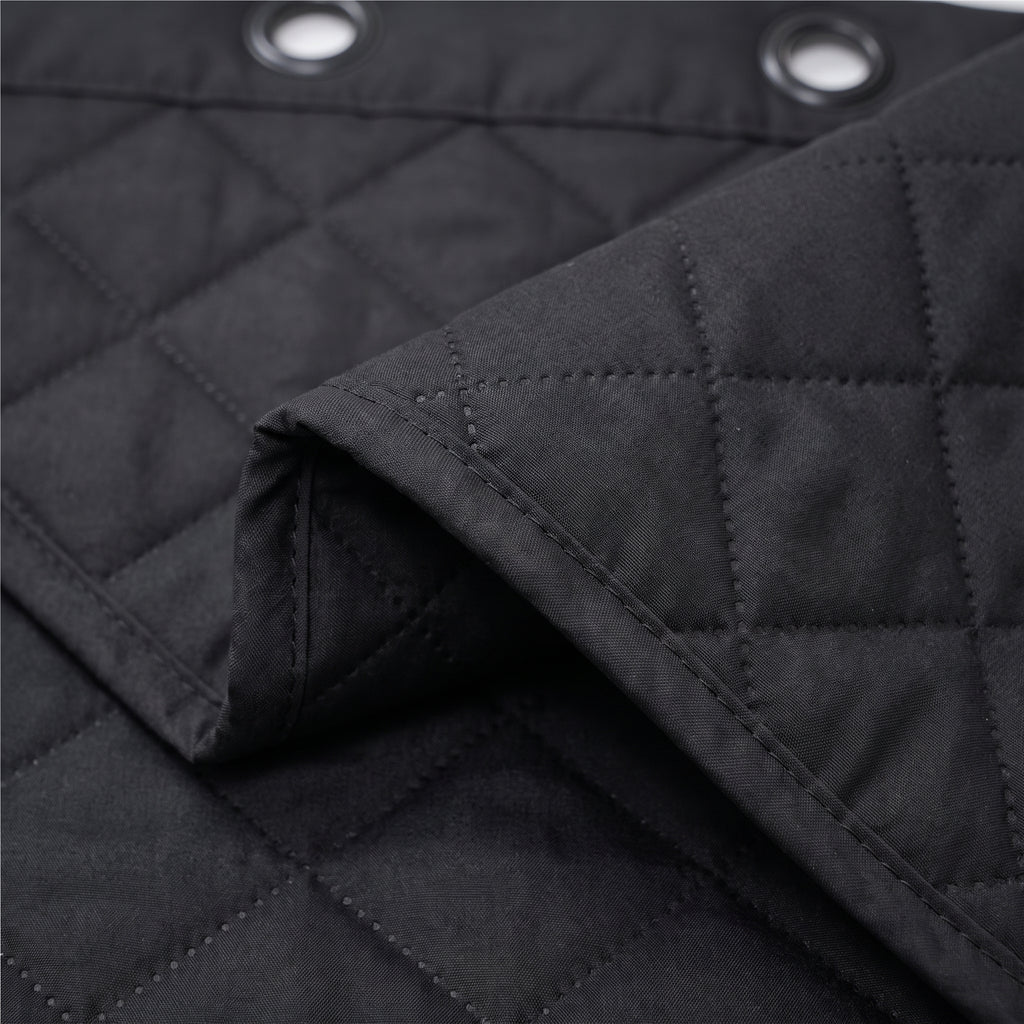Gros plan sur le matelassage sombre du rideau isolant