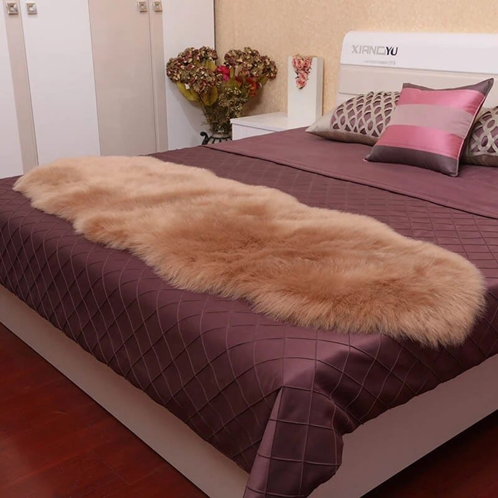 Tapis long effet fourrure - au pied du lit Image