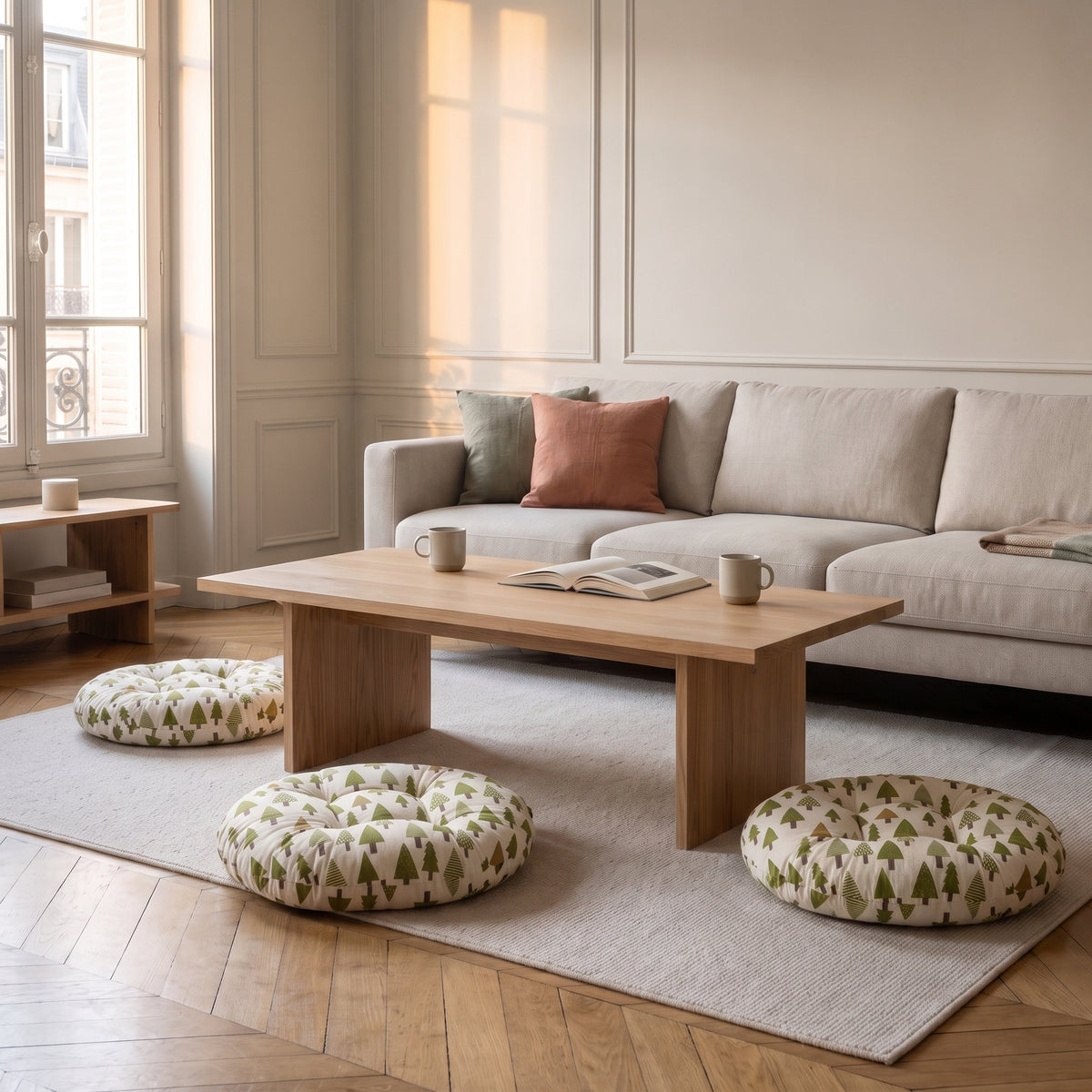 Trois coussins de sol ronds posés au sol autour d'une table basse, en place d'appoint Image