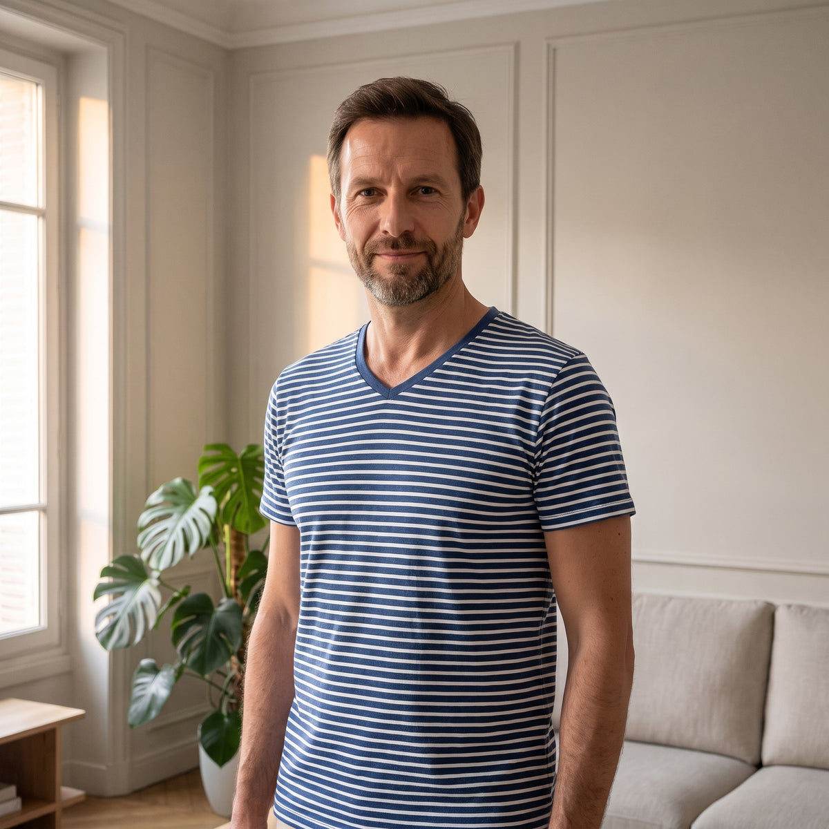 Ensemble homme rayé bleu marine porté, gros plan sur le col en V Image
