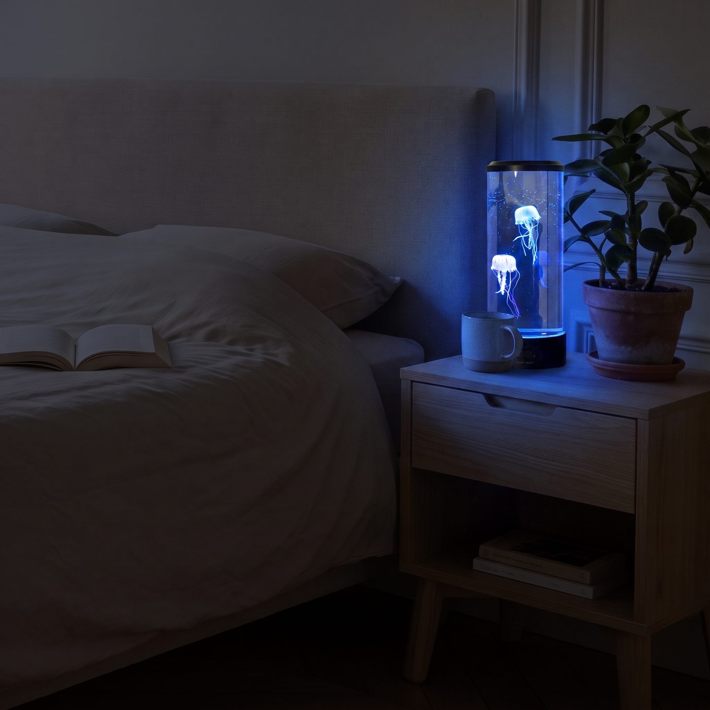 Lampe méduse allumée en bleu sur la table de chevet d'une chambre, le soir Image