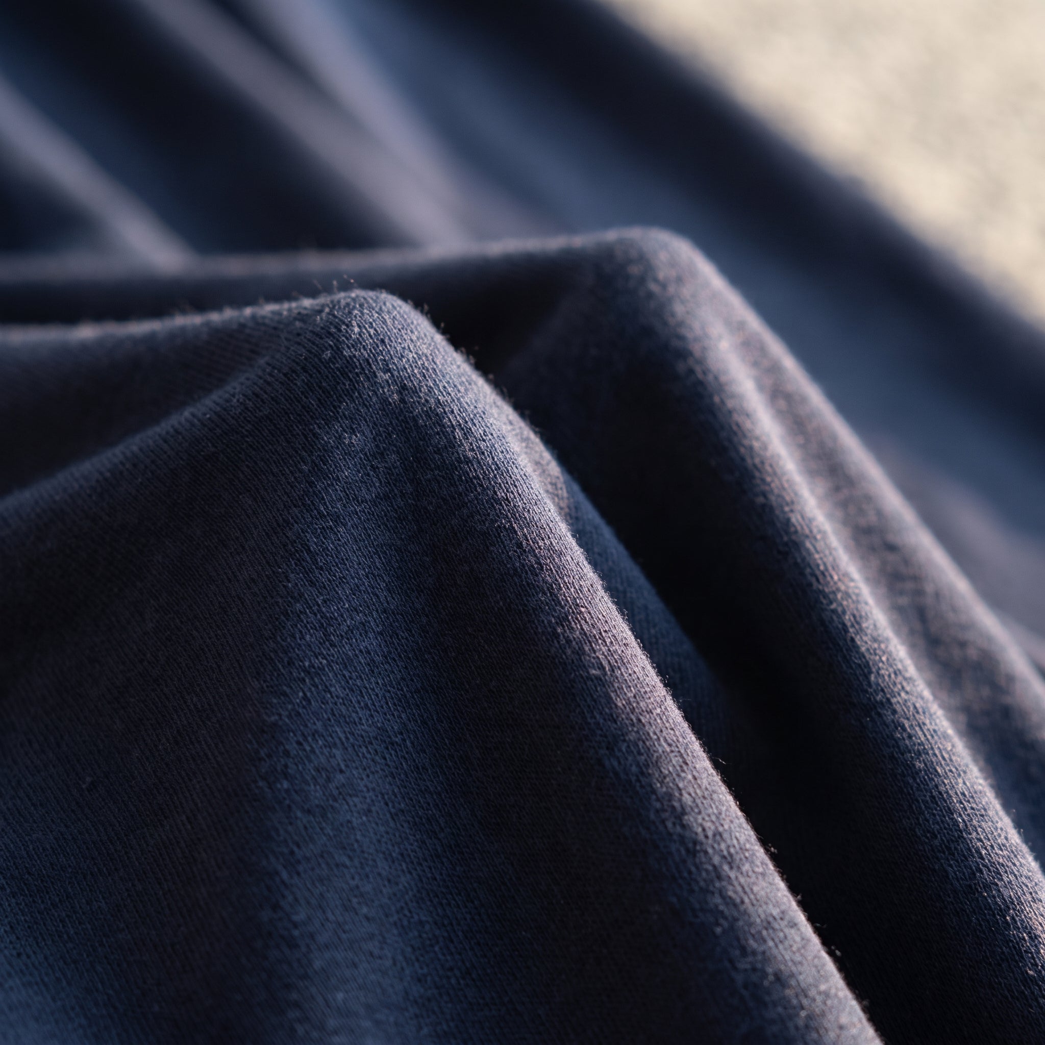 Gros plan du tissu modal du pantalon de pyjama bleu marine Image