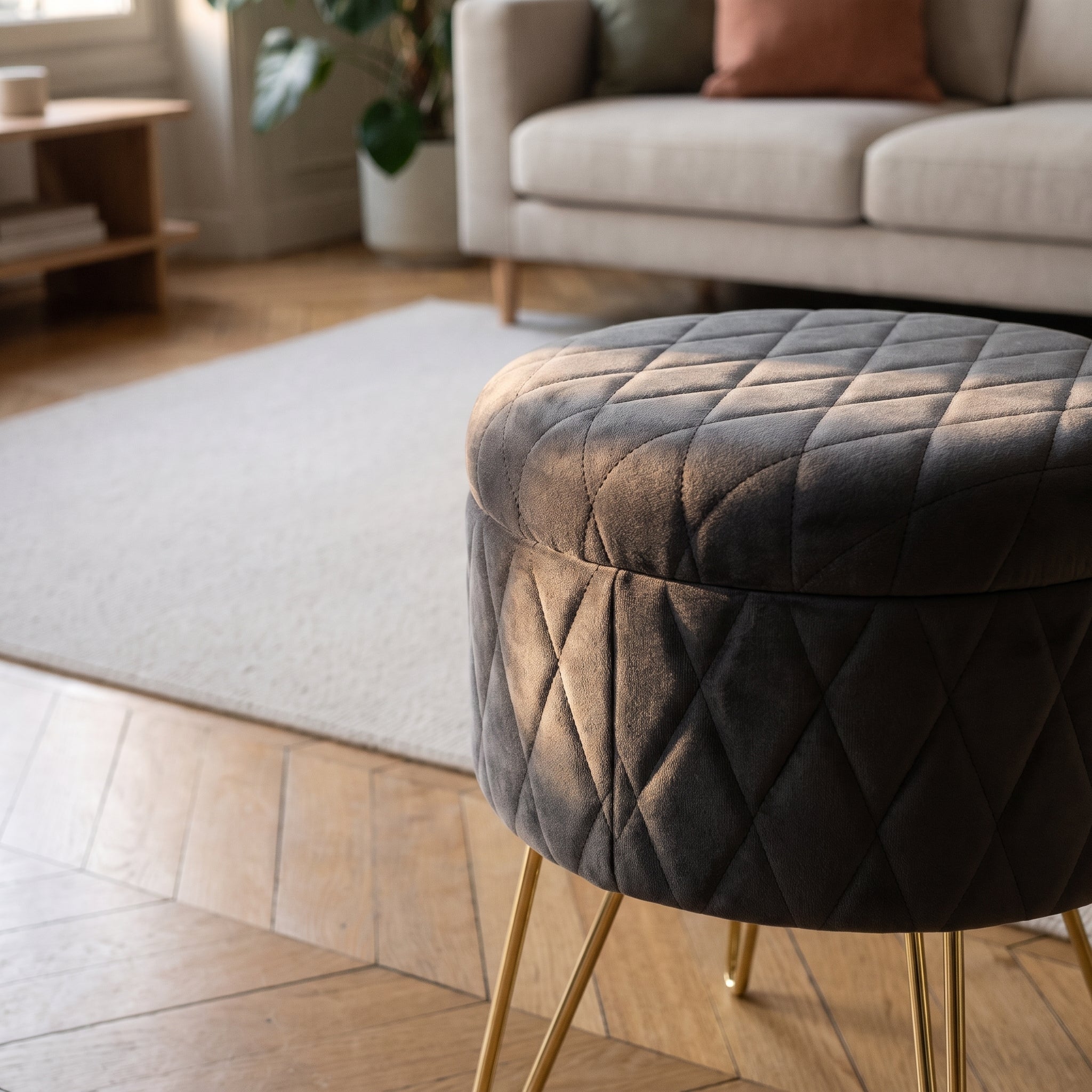 Détail du matelassage en losanges du pouf Image