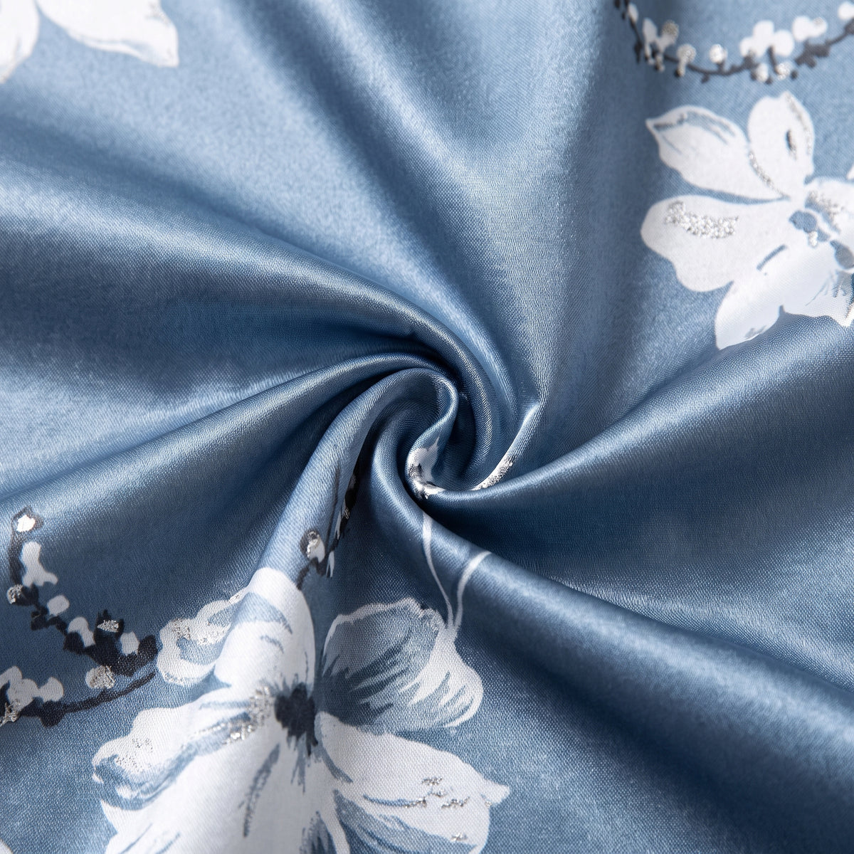 Gros plan du satin imprime de fleurs, drape en plis souples Image