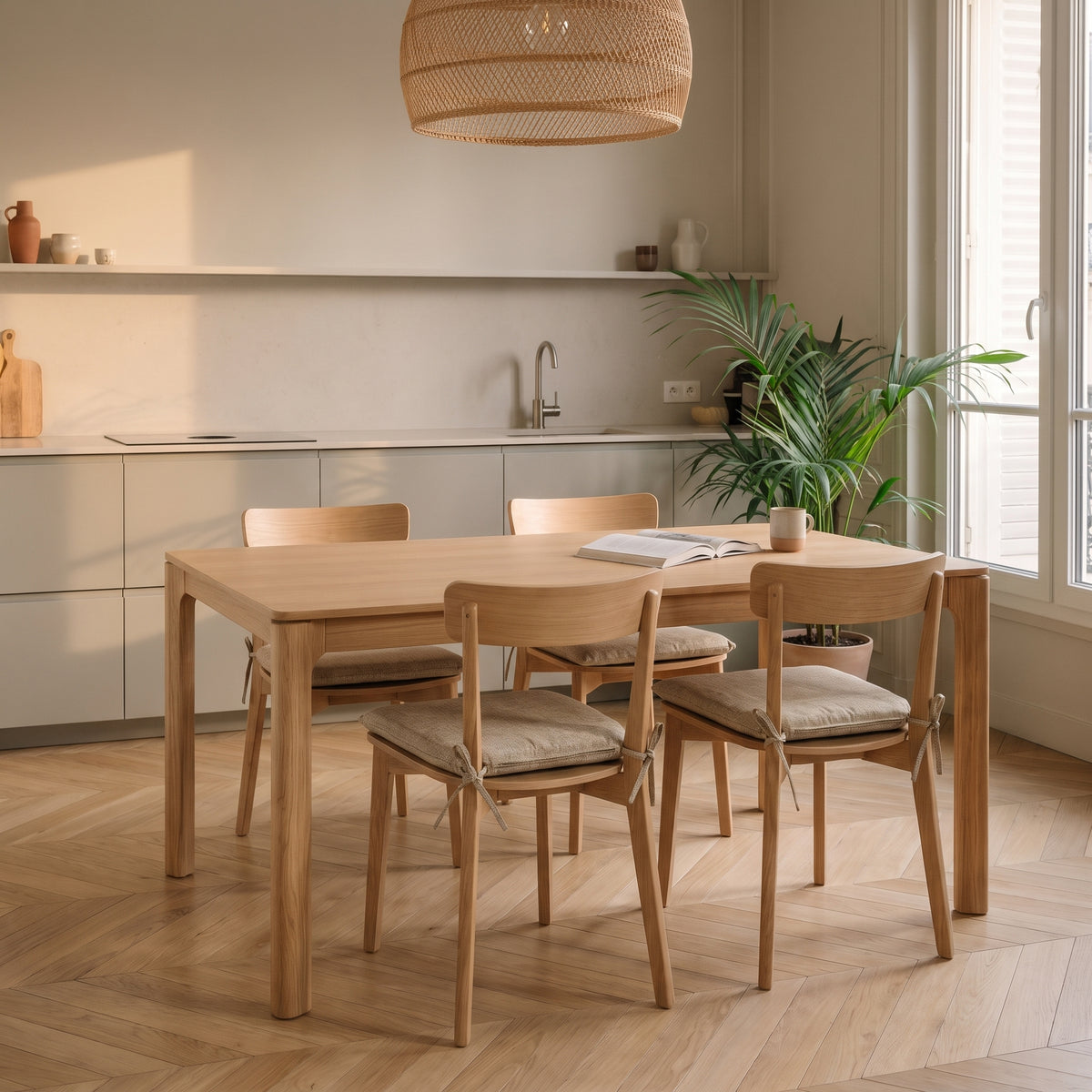 Coussins de chaise beige autour d’une table en bois clair