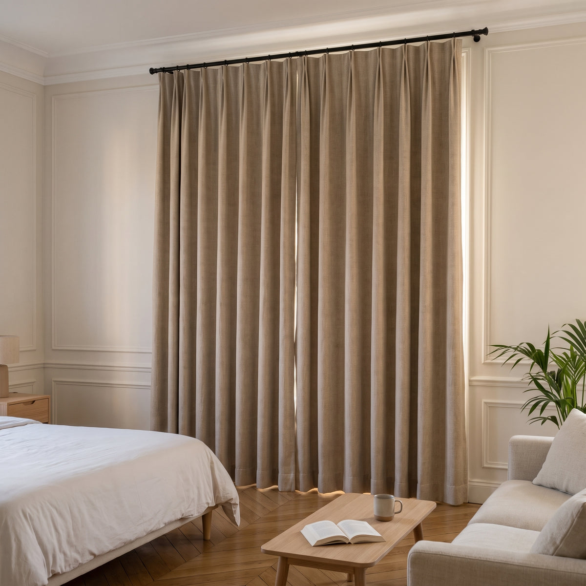 Chambre dans la pénombre, rideau beige tiré sur toute la fenêtre, un trait de jour sur le bord droit Image