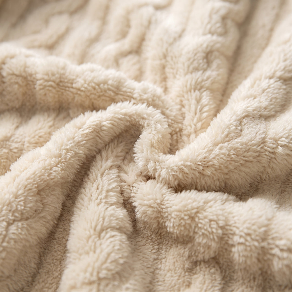 Plan macro du relief torsadé de la peluche beige de l’ensemble cocooning Image