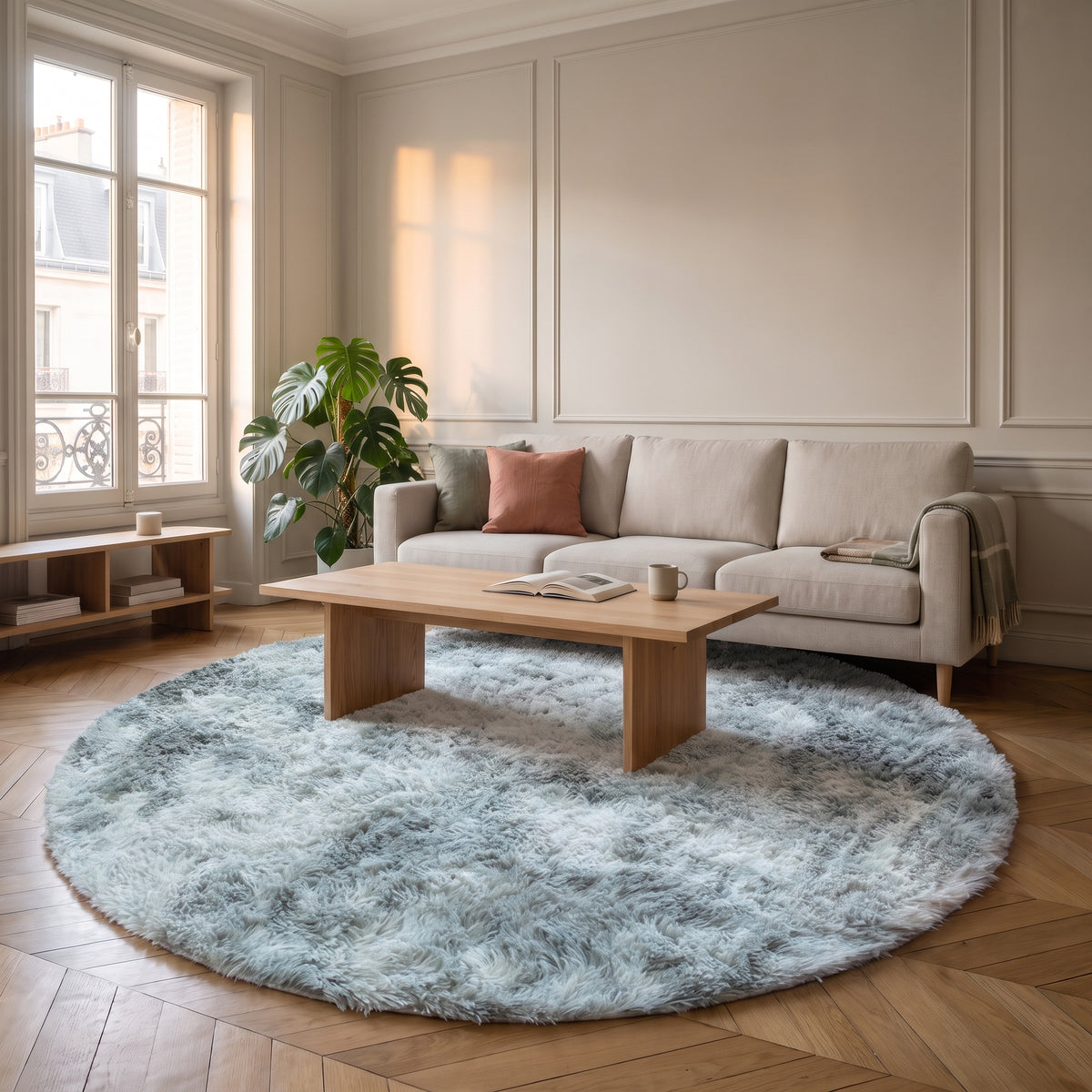 Tapis rond à poils longs gris clair, posé sous la table basse d'un salon