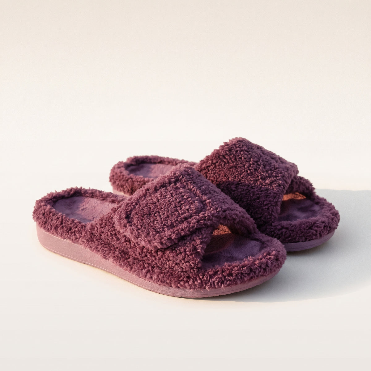 Paire de mules femme violettes sur fond uni Image