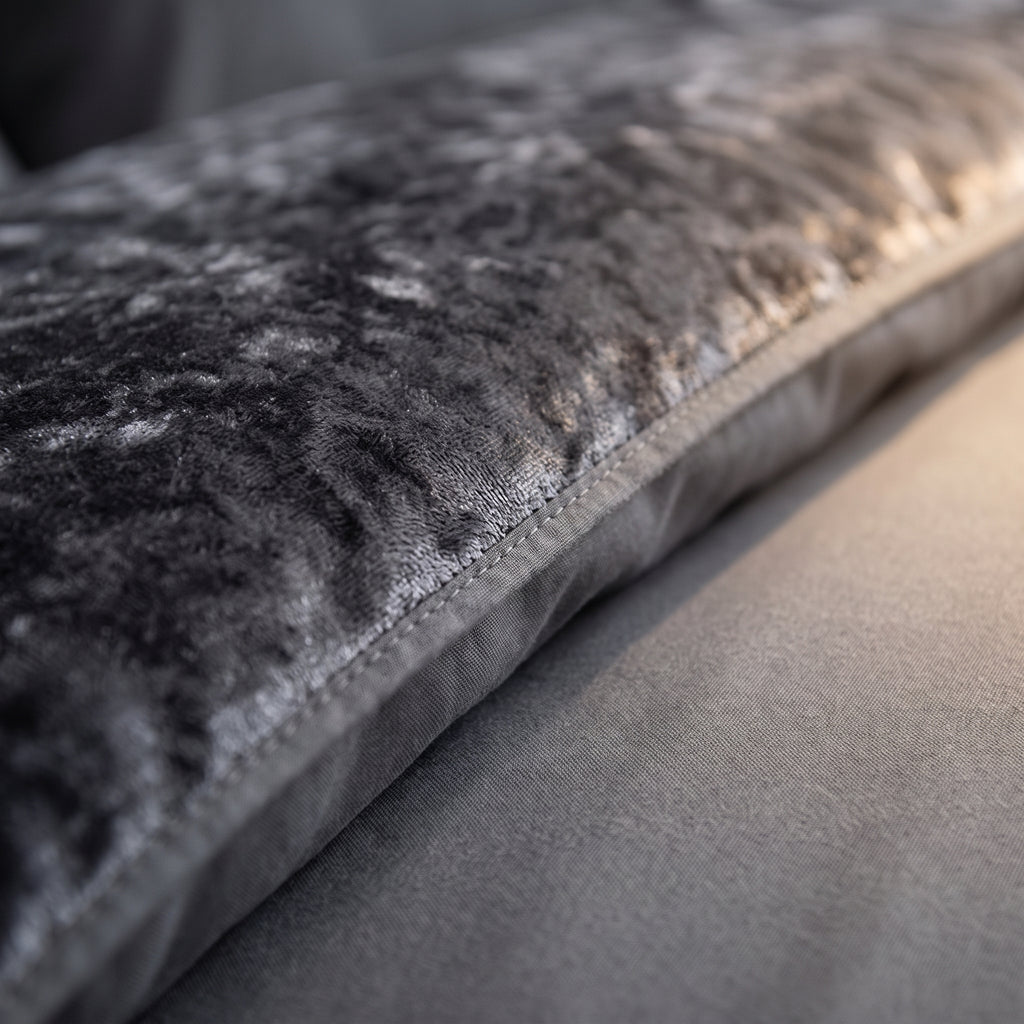 Gros plan sur la couture qui joint le tissu uni et mat à la bande de velours frappé
