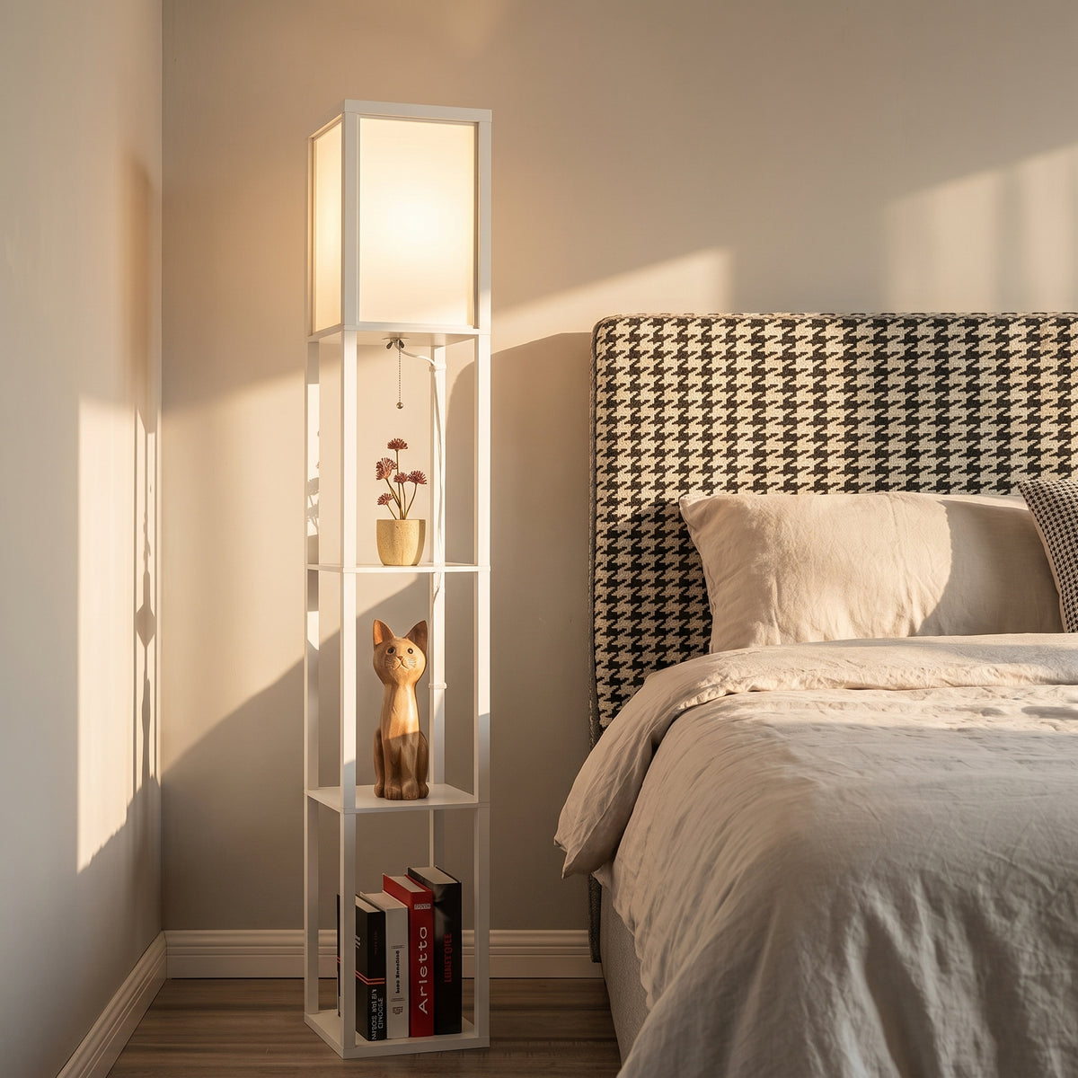 Lampadaire étagère blanc au chevet du lit en fin de journée, sans table de nuit séparée