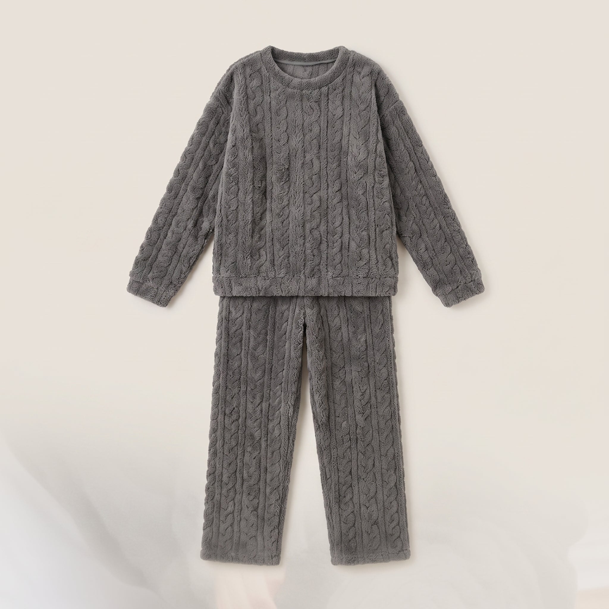 Haut et pantalon de pyjama en velours polaire gris poses a plat, manches ouvertes Image