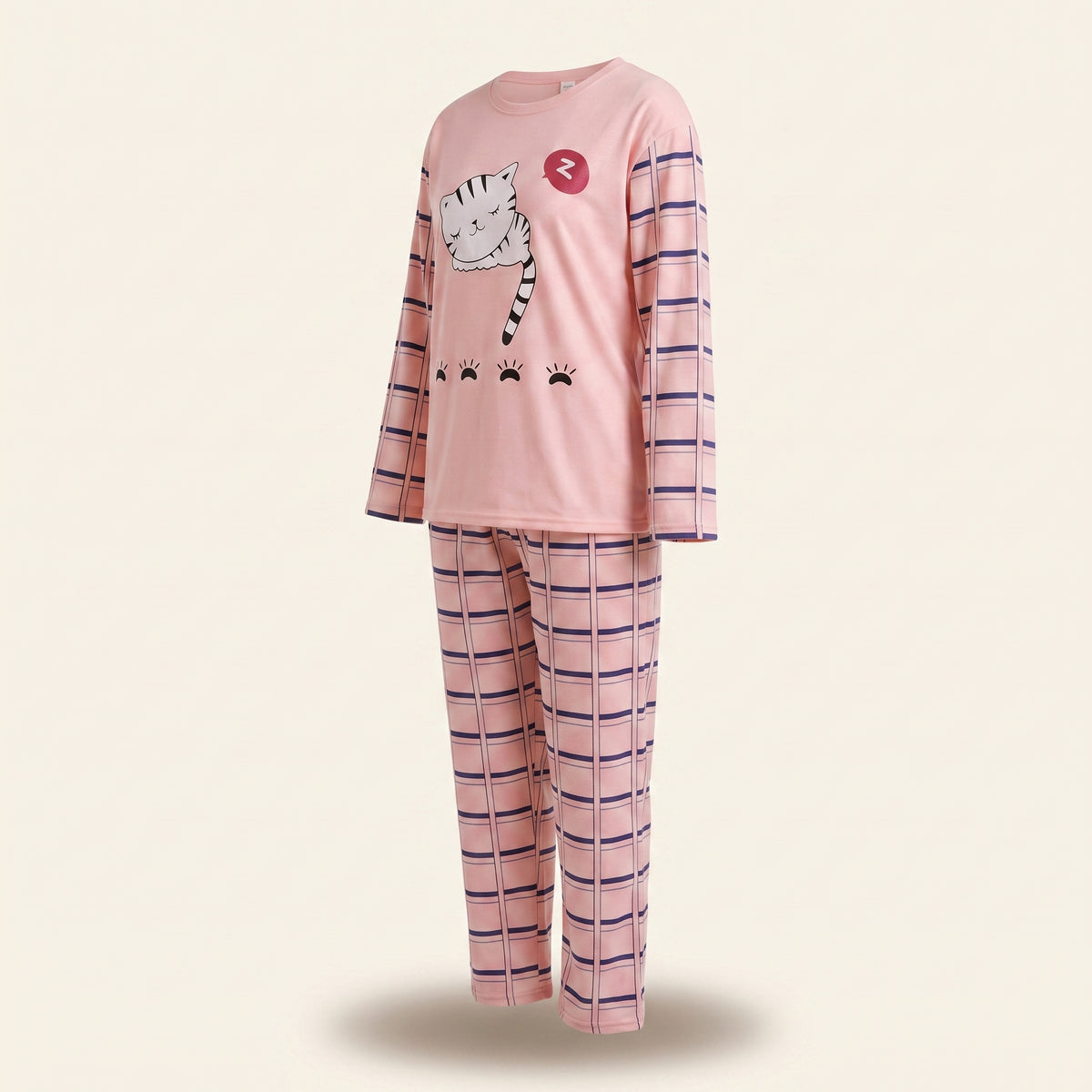 Ensemble pyjama rose vu de trois quarts sur mannequin invisible : ampleur du haut, longueur des manches et du pantalon. Image