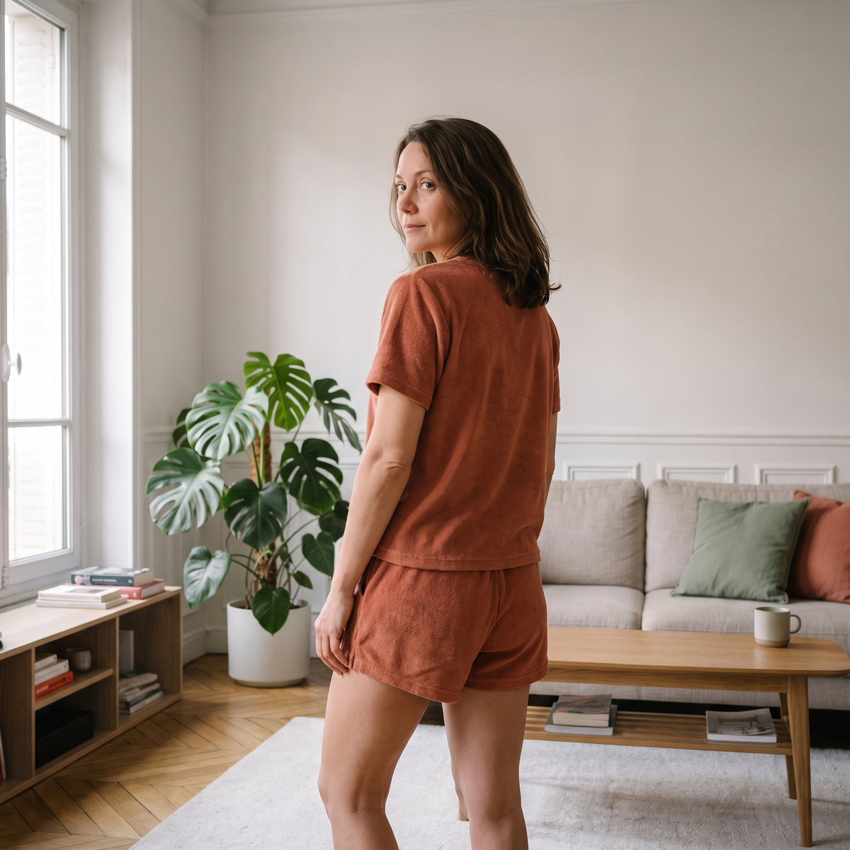 Ensemble en éponge terracotta vu de dos, coupe droite du t-shirt et ourlet arrondi du short Image
