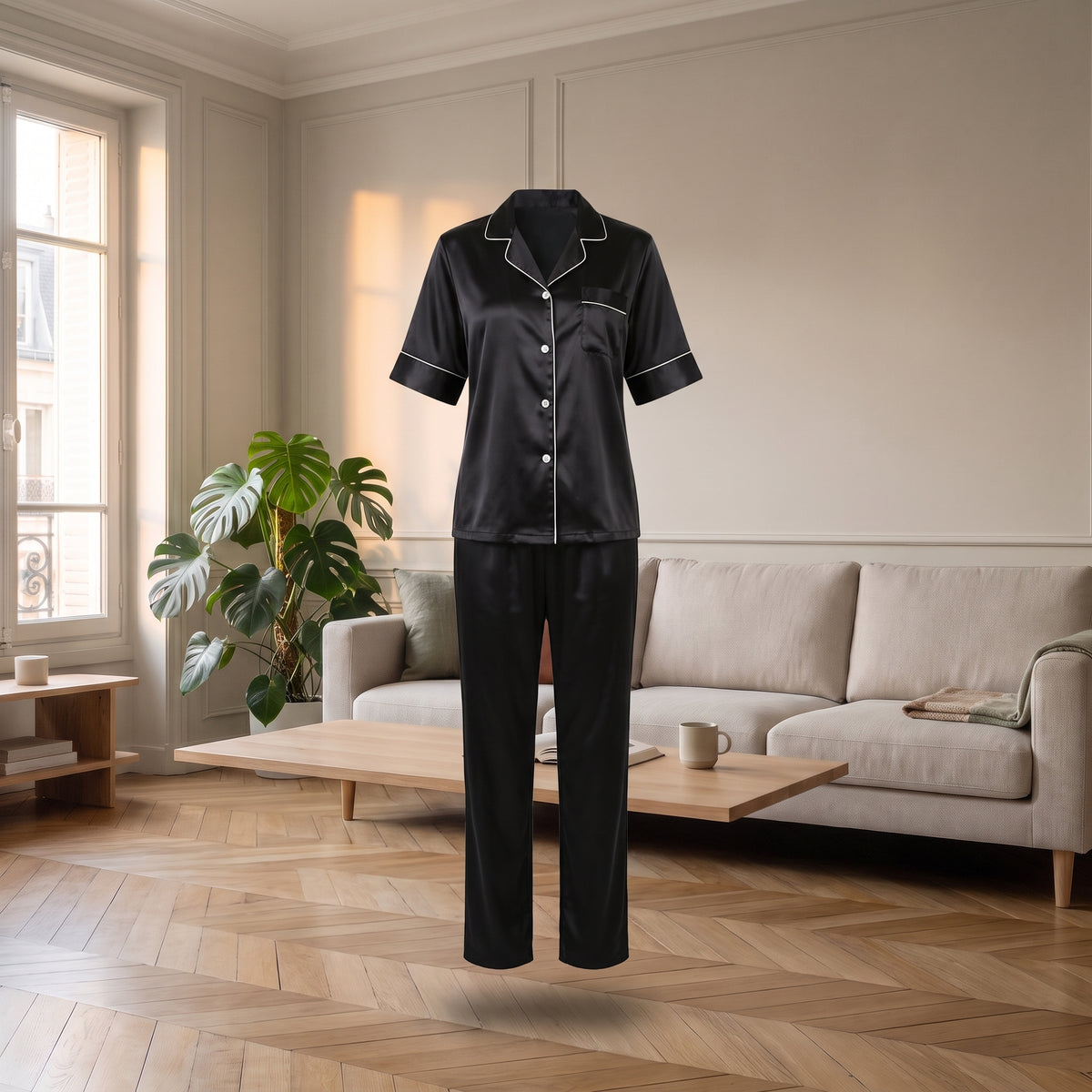Veste et pantalon du pyjama satin noir présentés sans mannequin Image