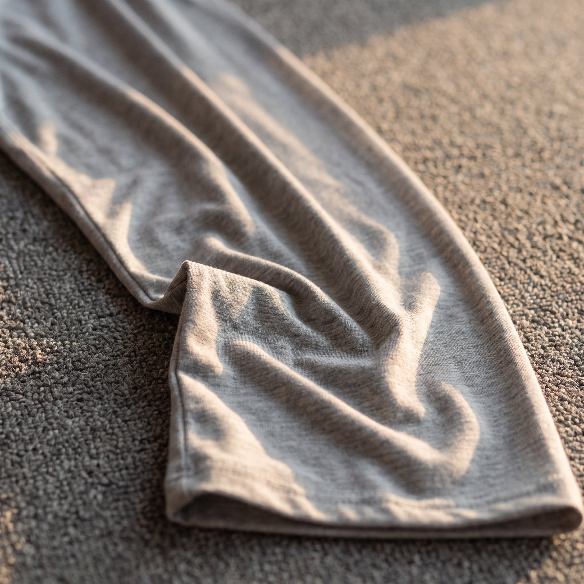 Jambe droite et ourlet du pantalon de pyjama gris Image