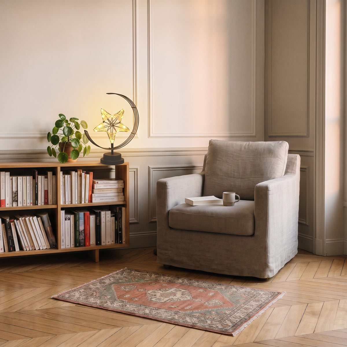 Lampe étoile noire allumée près d'un fauteuil de lecture Image