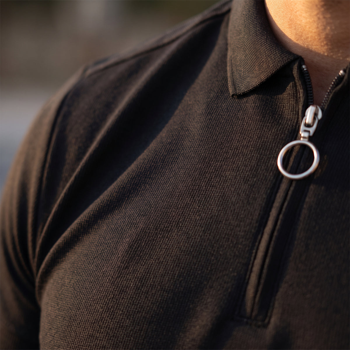 Gros plan sur la maille du polo et son col zippé Image