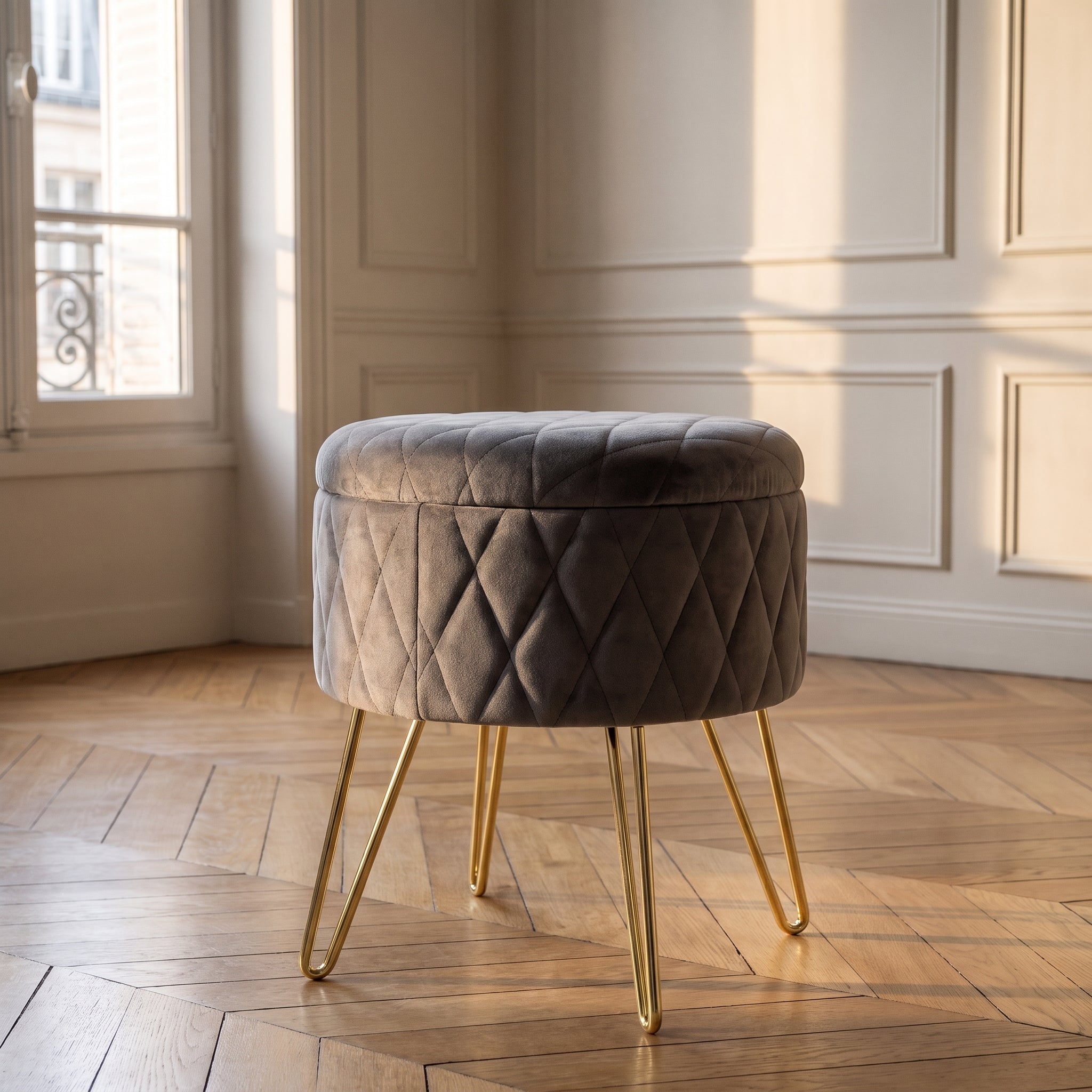 Pieds dorés du pouf rond de rangement Image