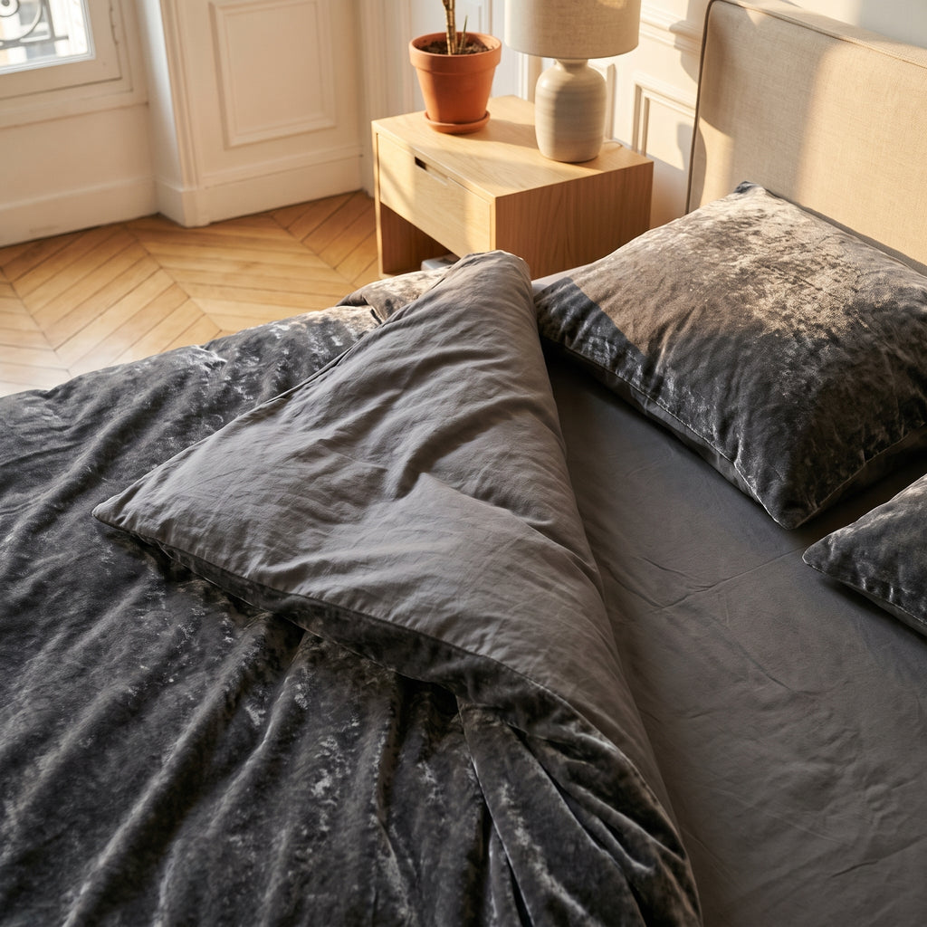 Housse de couette et taies d'oreiller assorties, vues de près sur le lit