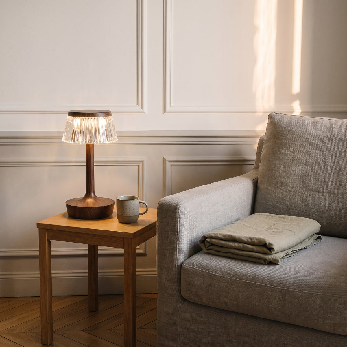 Lampe de chevet LED tactile en bois foncé près d'un fauteuil de lecture