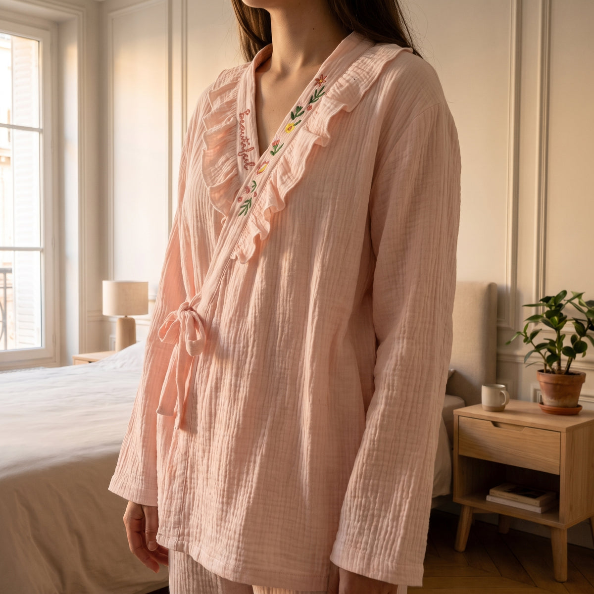 Détail du croisé brodé et du volant du pyjama rose poudré