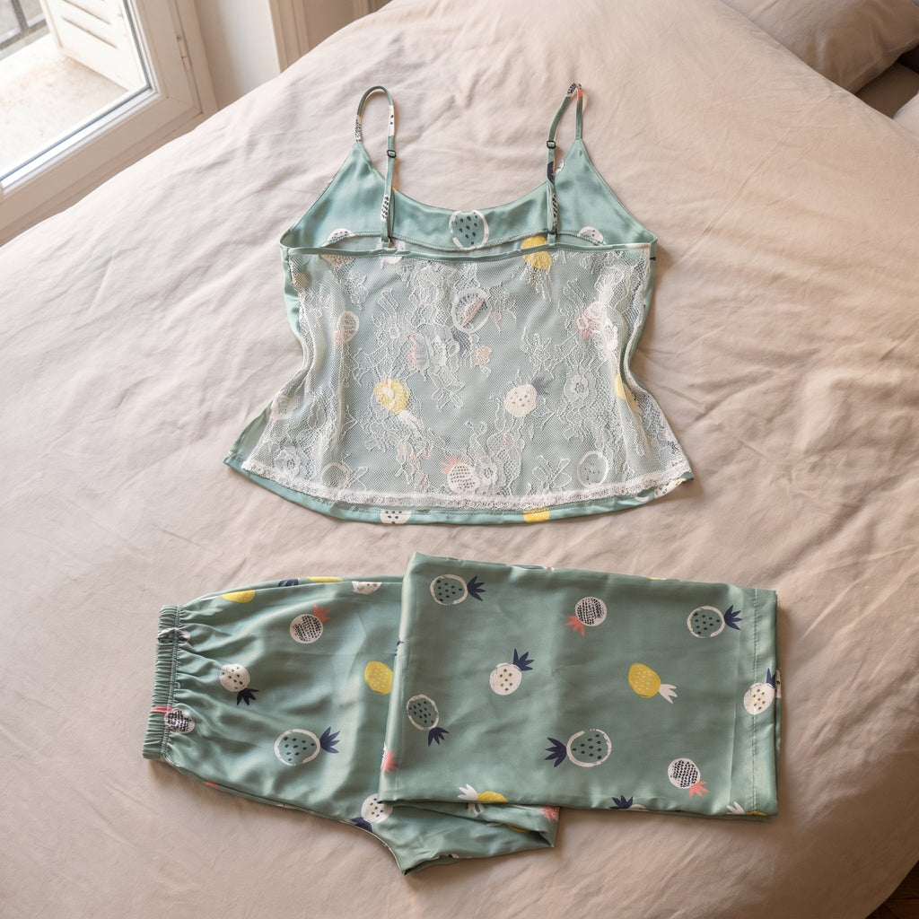 Debardeur et pantalon en satin vert d eau imprime ananas, dos en dentelle blanche
