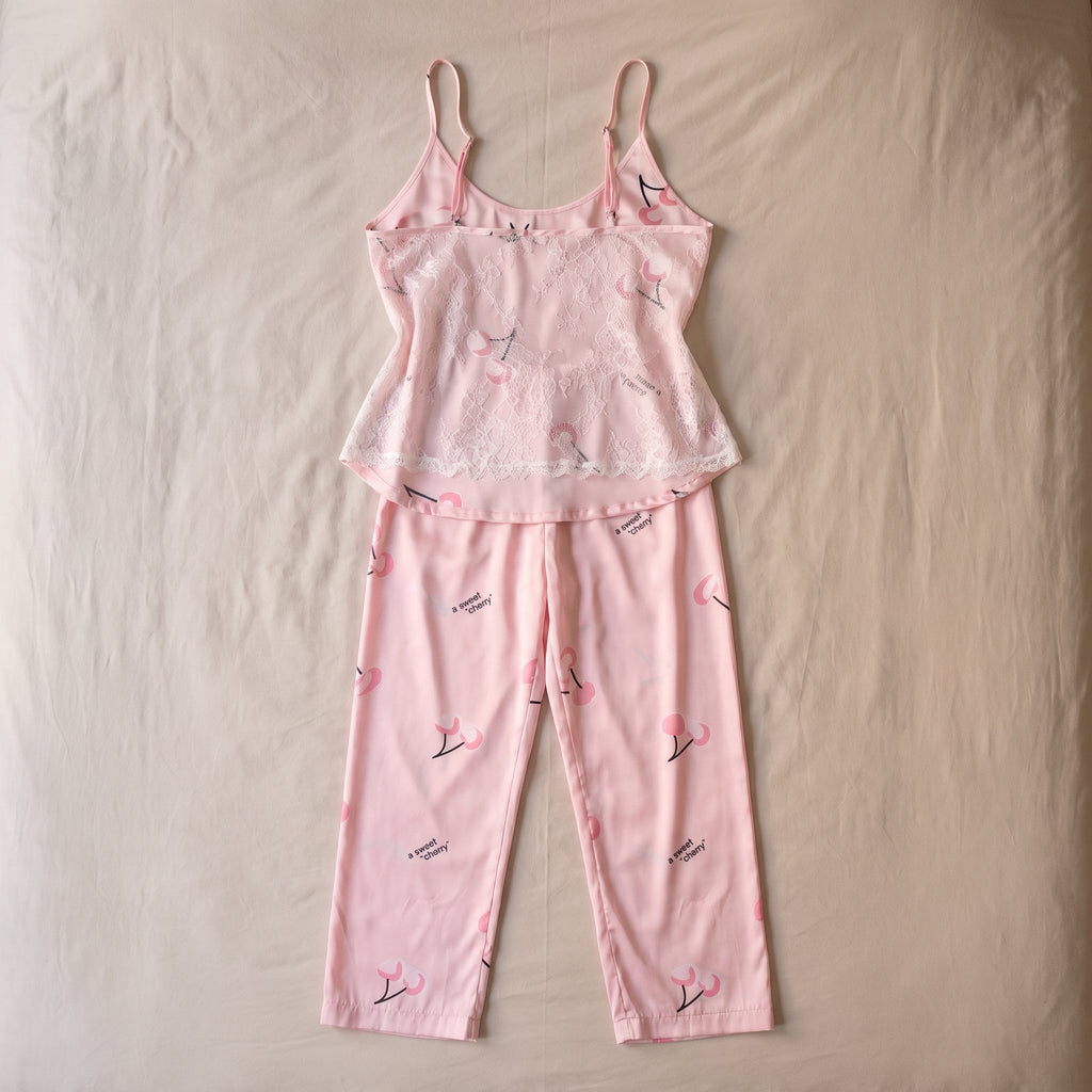 Debardeur et pantalon en satin rose imprime cerises, dos en dentelle blanche