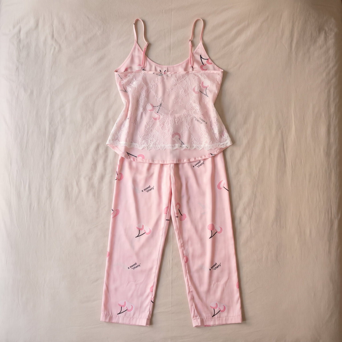 Debardeur et pantalon en satin rose imprime cerises, dos en dentelle blanche