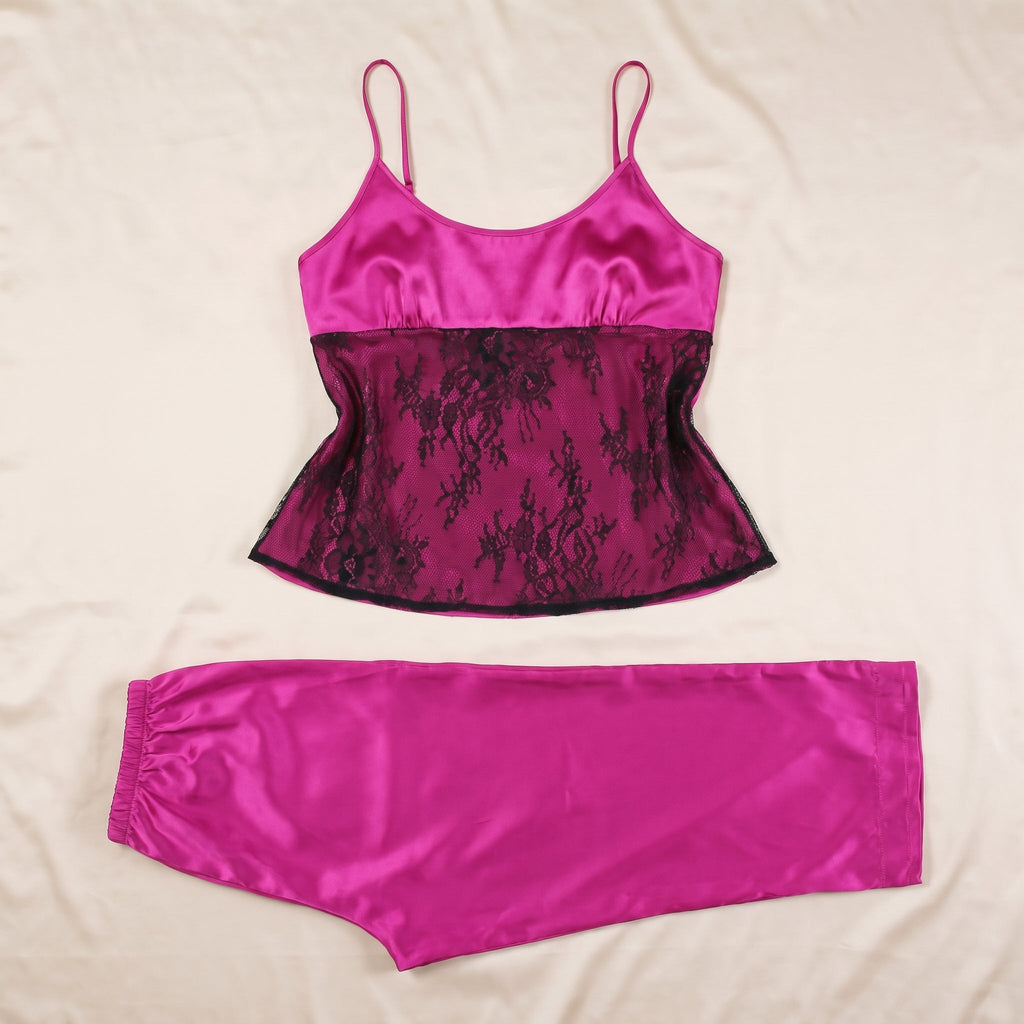 Debardeur et pantalon en satin rose fuchsia poses a plat, dos en dentelle noire