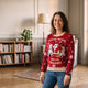 Pull de Noël femme rouge à bonshommes de neige porté de face dans un coin lecture