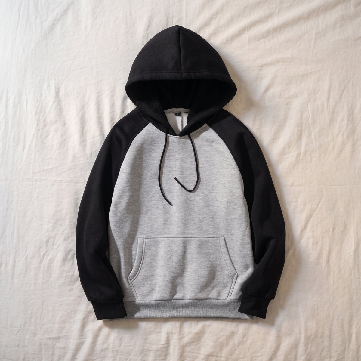 Sweat homme bicolore, Capuche gris et noir, posé à plat