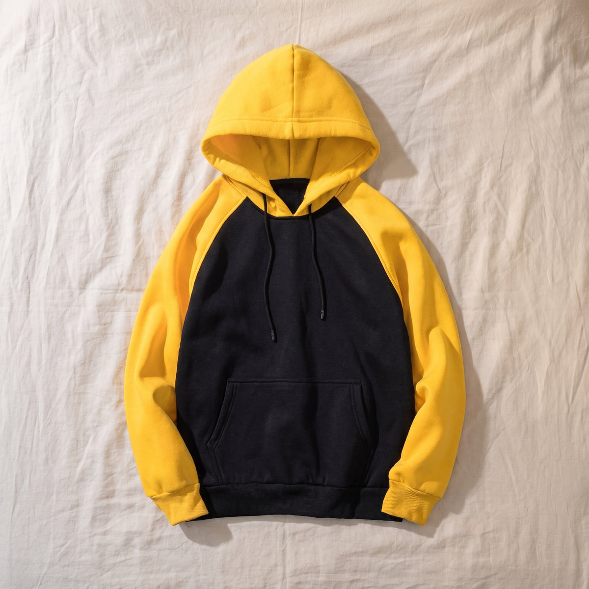 Sweat homme bicolore, Capuche noir et jaune, posé à plat