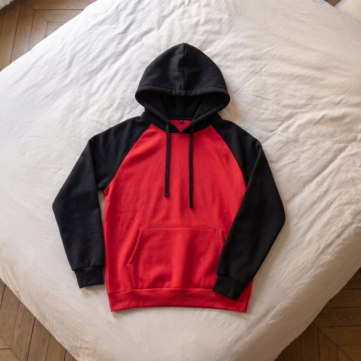 Sweat homme bicolore, Capuche rouge et noir, posé à plat