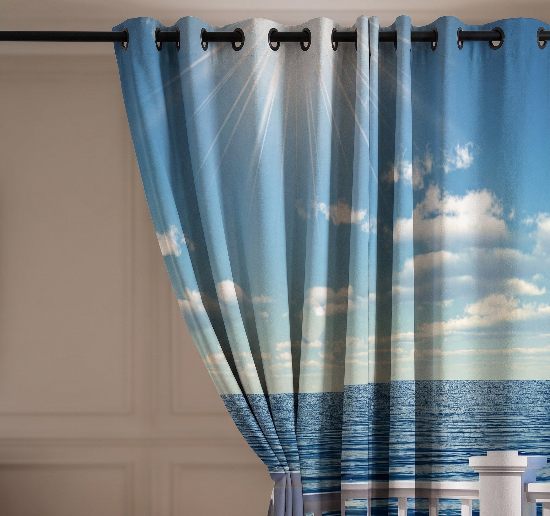 Plis du rideau imprimé vue sur mer rassemblés sur le côté de la fenêtre Image