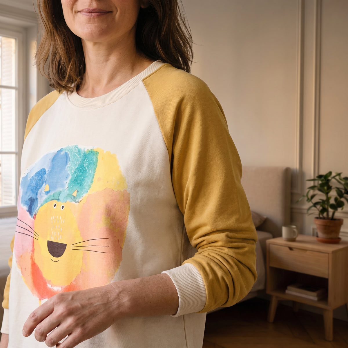 Détail de la manche raglan jaune moutarde et du poignet côtelé du sweat-shirt Image