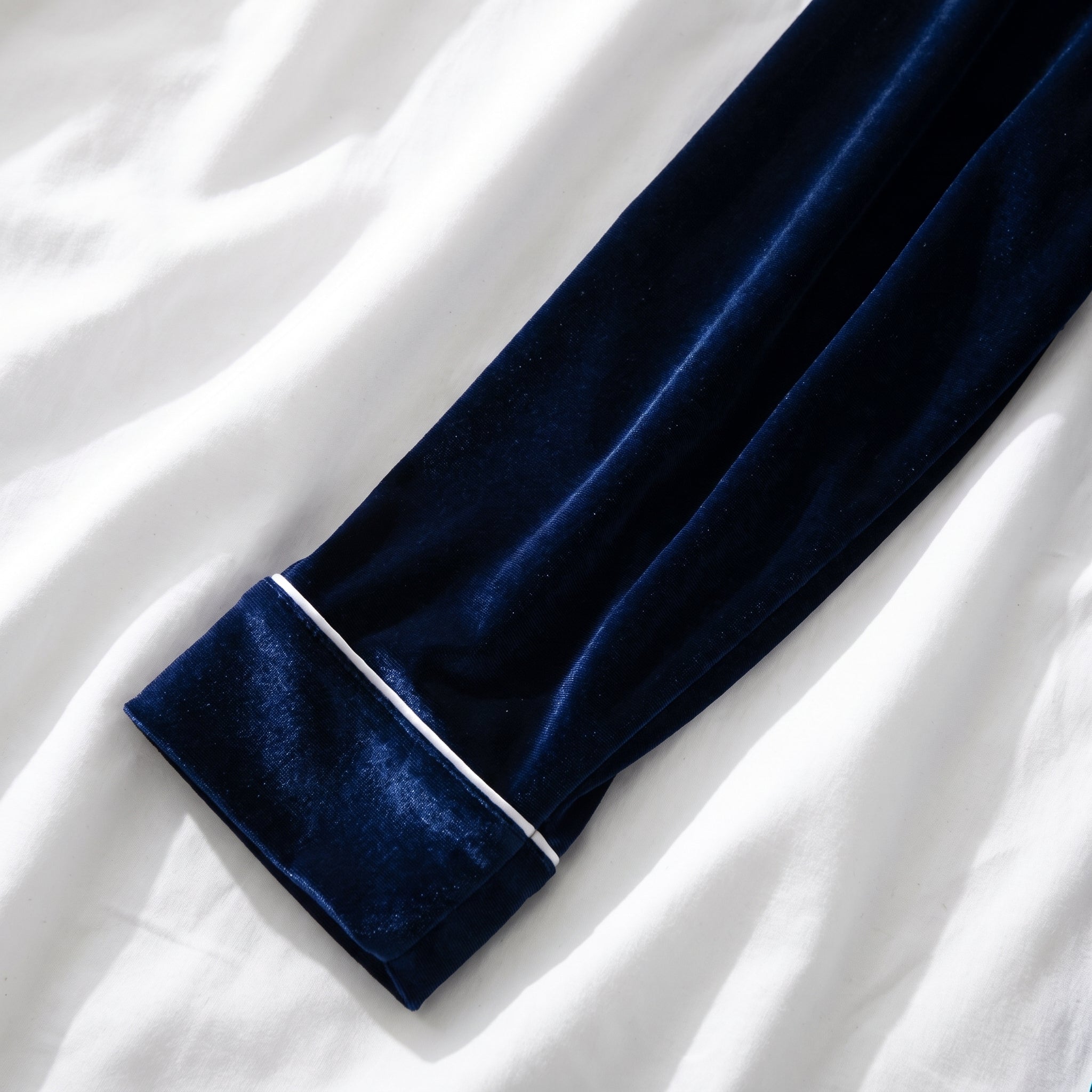 Le velours à poil court du pyjama, en plis souples Image