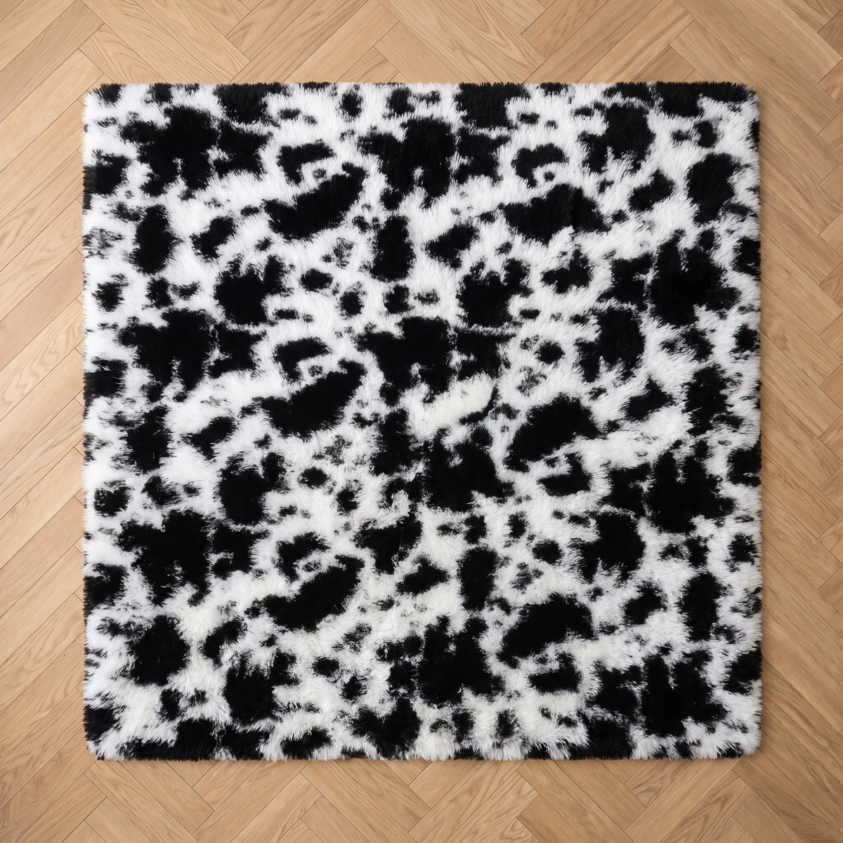 Tapis vache vu du dessus, le motif noir et blanc se lit en entier Image
