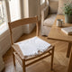 Short boxer blanc pose deplie sur une chaise en bois clair