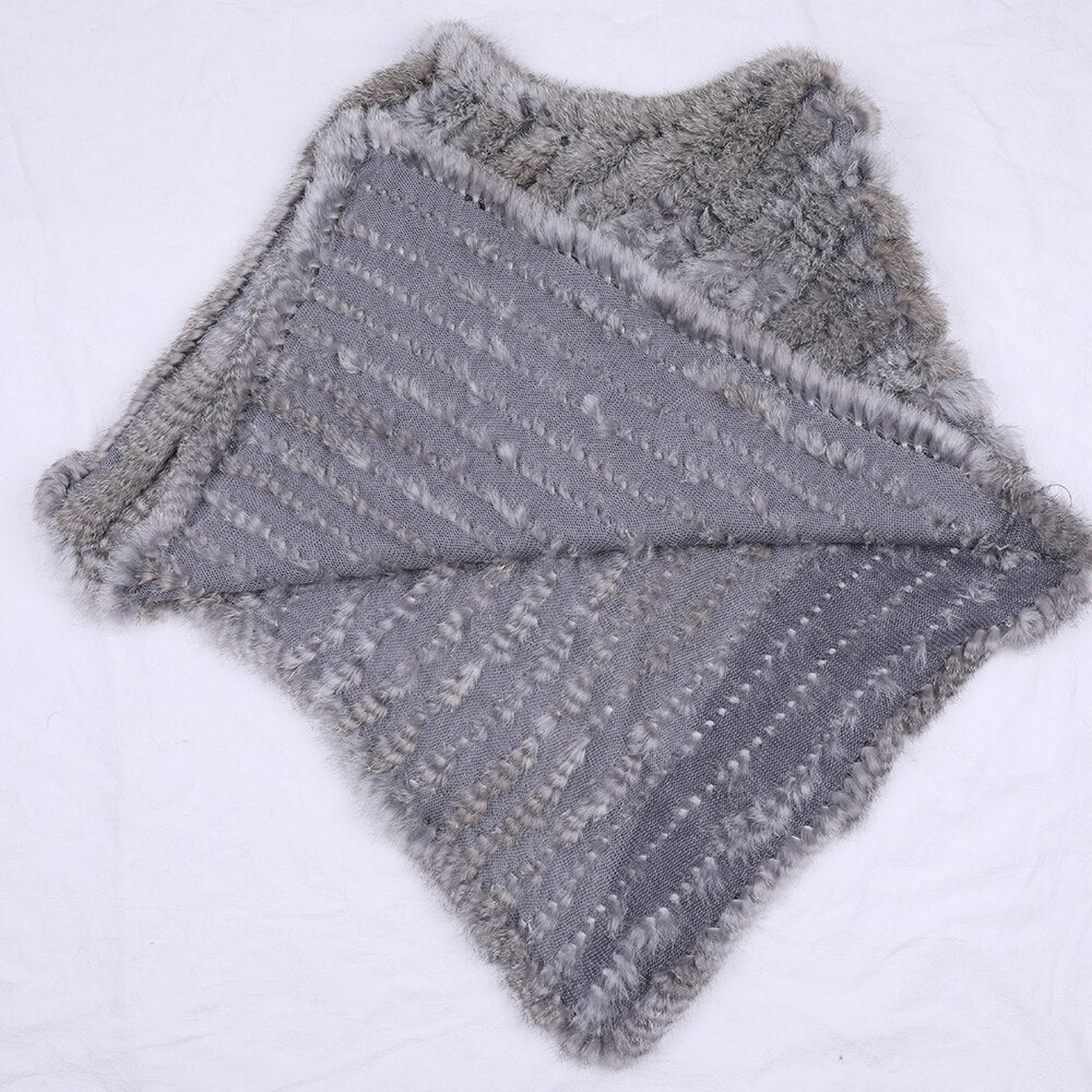 Vue intérieure du poncho femme en fourrure de lapin gris clair Image