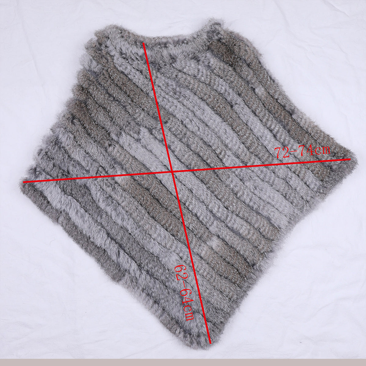 Dimensions du poncho femme en fourrure de lapin, hauteur de 63 à 64 cm et largeur de 72 à 74 cm