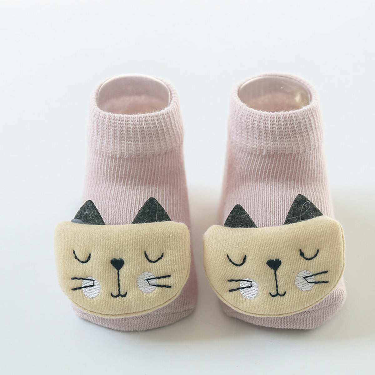 Une paire de chaussettes antidérapantes bébé, motif chat