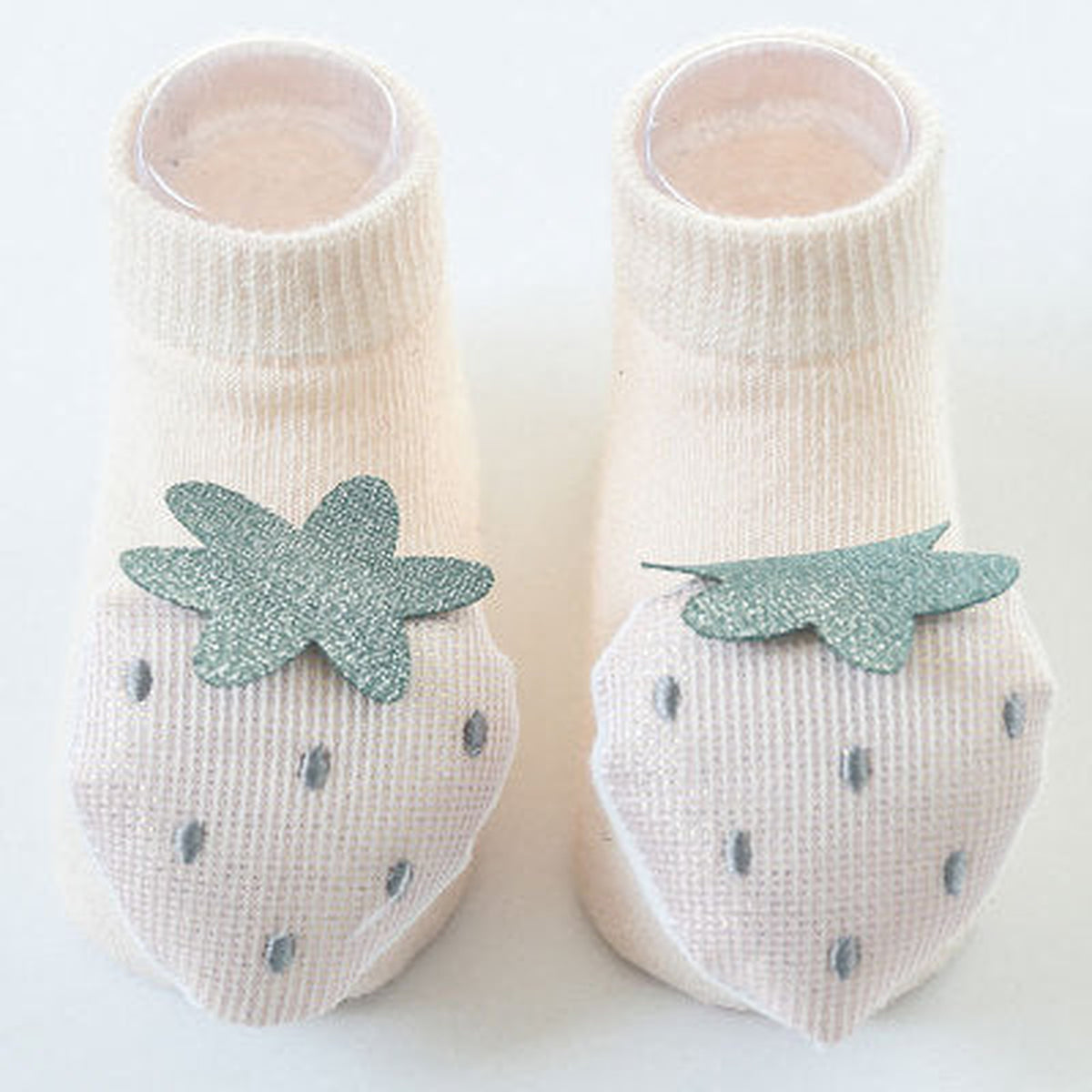 Une paire de chaussettes antidérapantes bébé, motif fraise