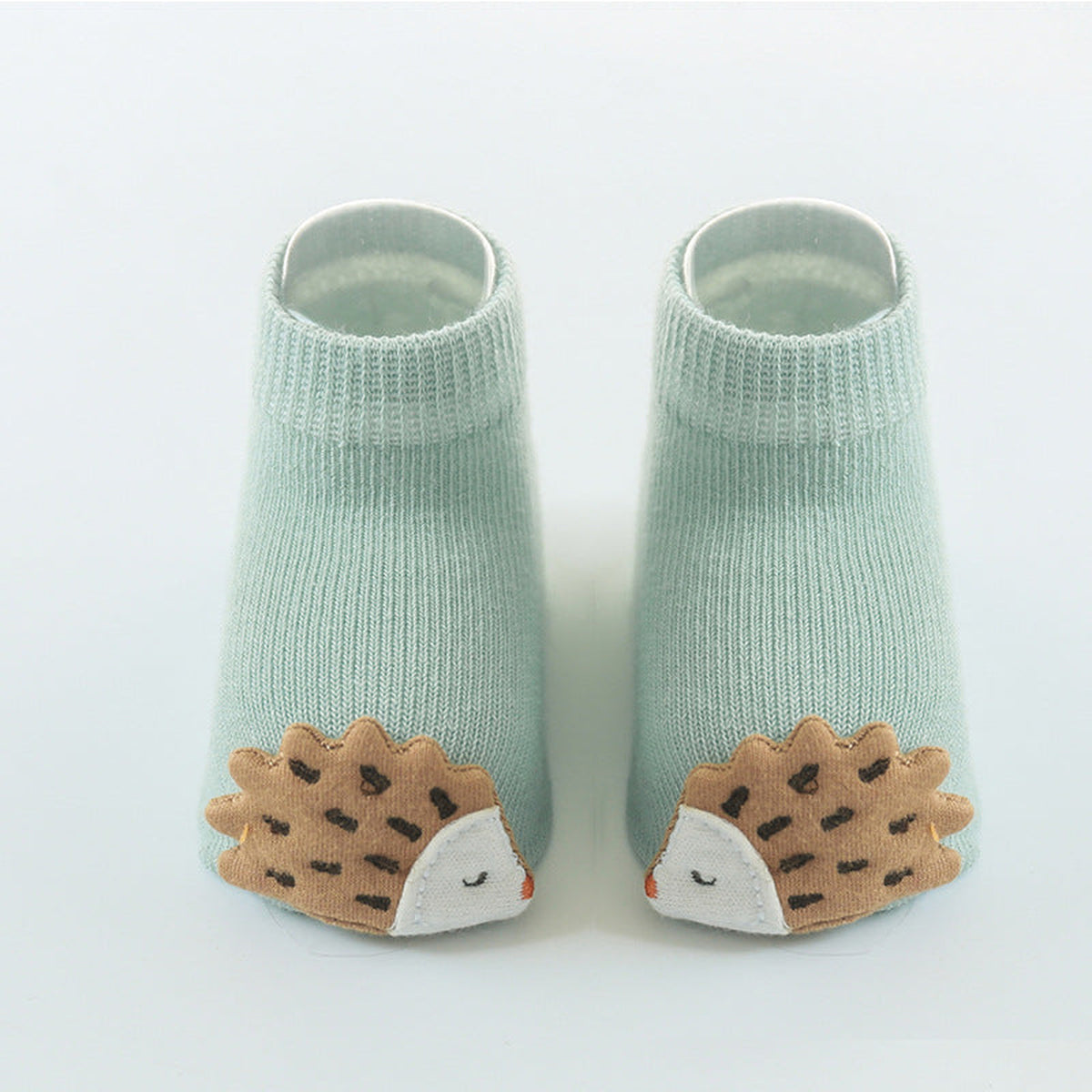 Une paire de chaussettes antidérapantes bébé, motif hérisson